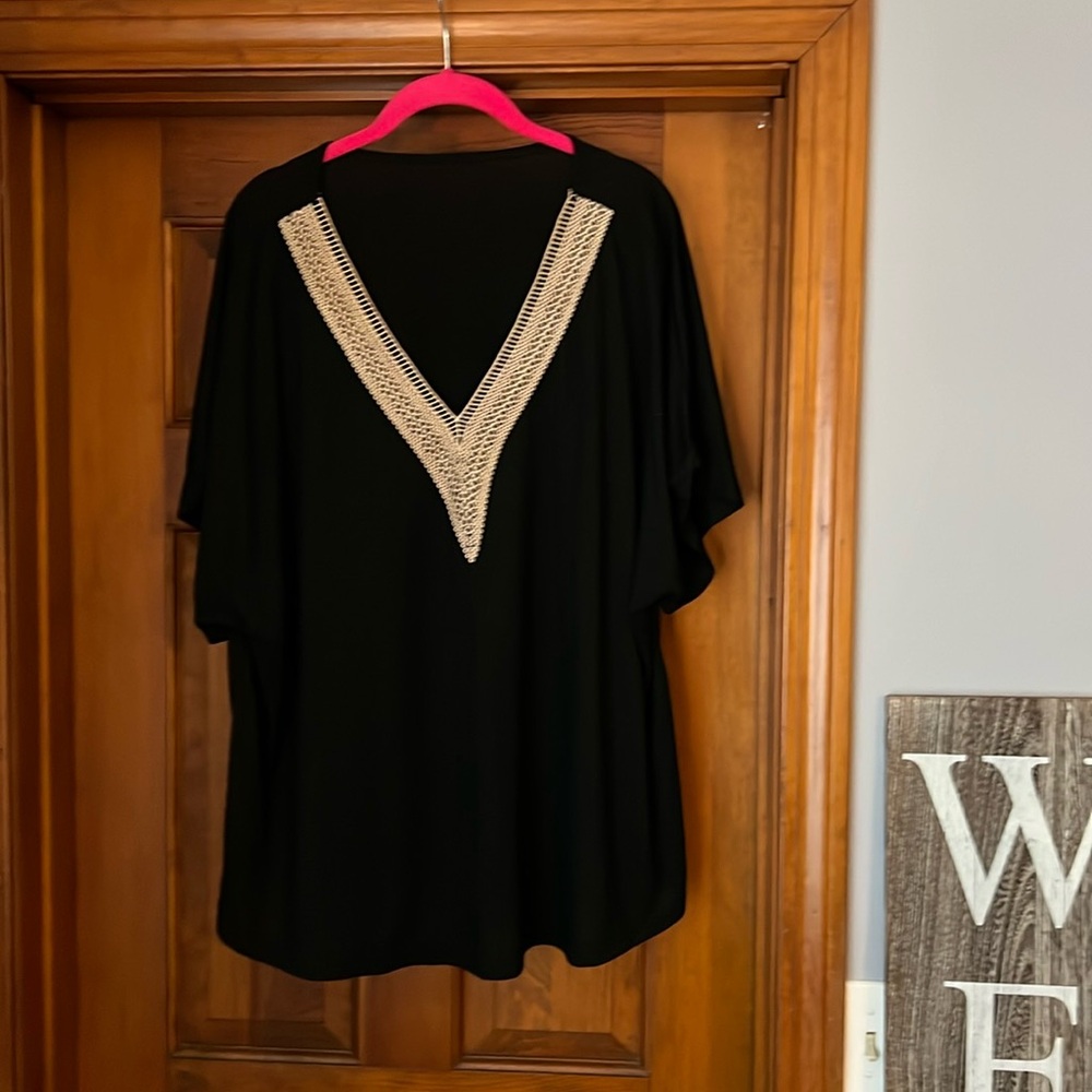 Crocheted V-neck, detailed T-shirt